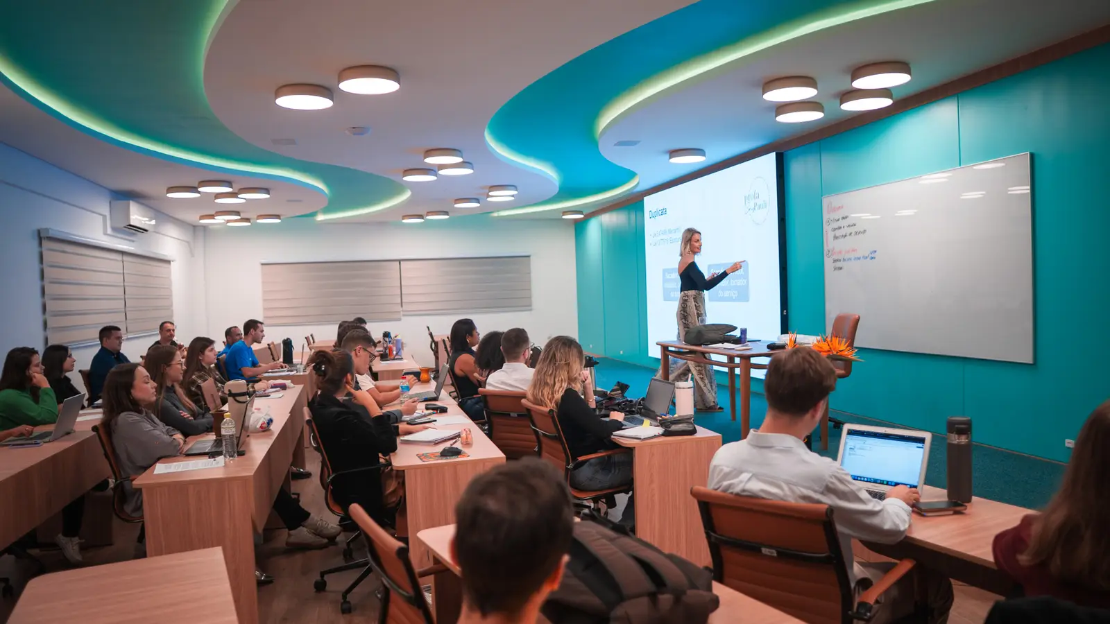Auditório moderno durante aula especial