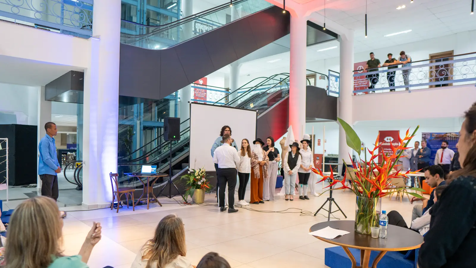 Apresentação no átrio do campus